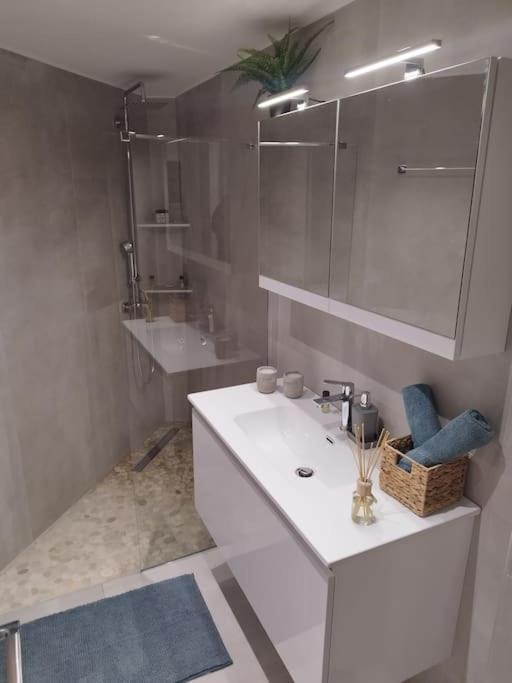 Floral Home 1 - Ground Floor Apt With Courtyard And Private Parking! Atene Esterno foto
