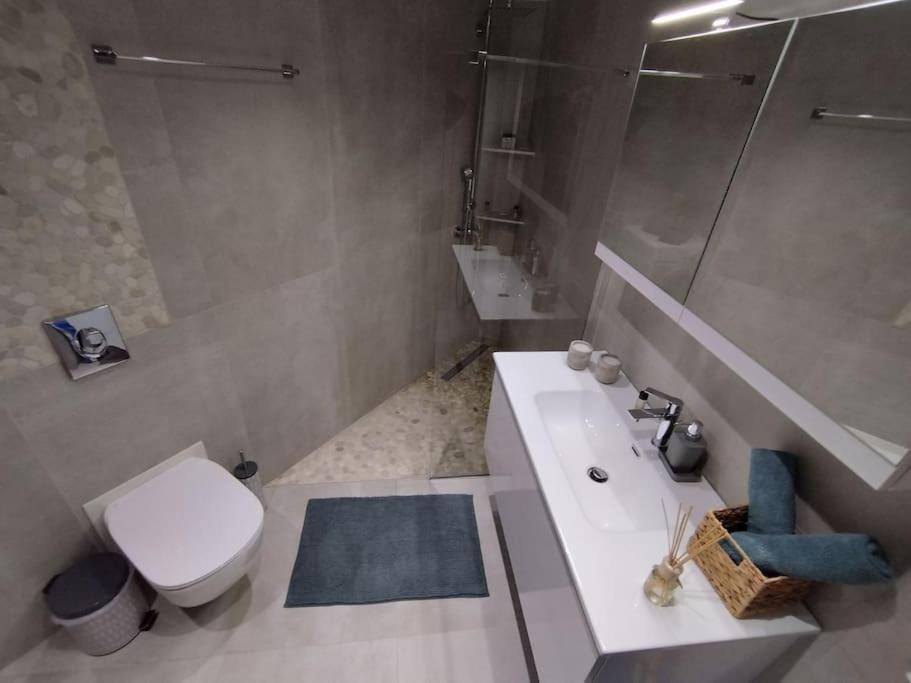 Floral Home 1 - Ground Floor Apt With Courtyard And Private Parking! Atene Esterno foto